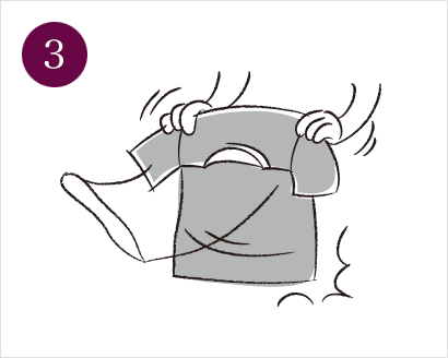 シャツの脇（袖下部分）を両手で持ちながら、上下に一度か二度、脱水の際についたシワを取り除いてください。この作業を怠ると、織りジワが取れにくくなり、着用する際にシワが残ります。